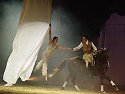 Frühling - Elfenzauber mit Rafi Durand und Tuchartistin Soizic Nadreau